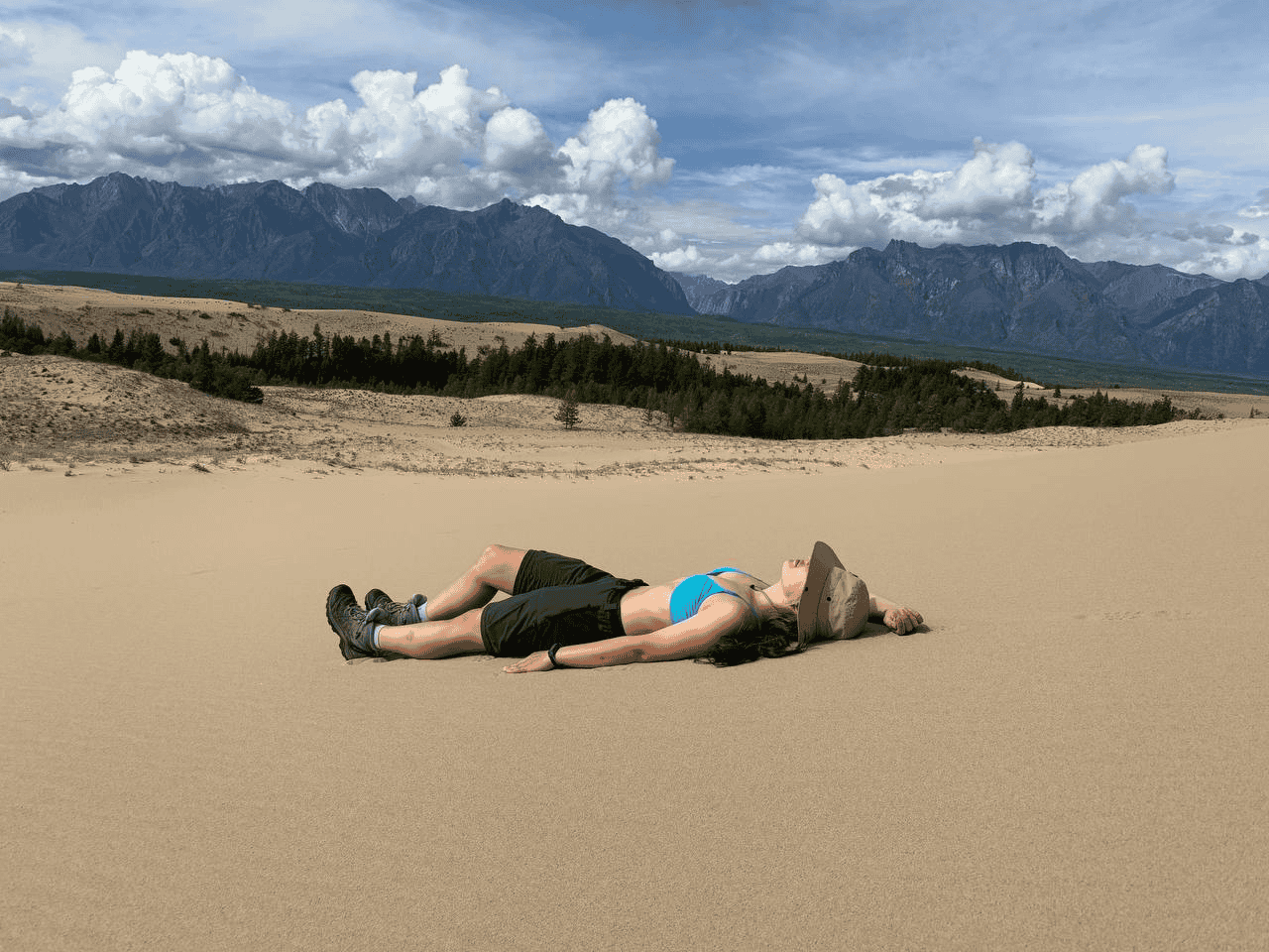 Чарские пески — самая северная пустыня мира и хребет Кодар — фотография 1